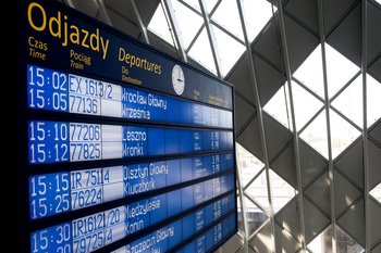 Wyświetlacz rozkładu jazdy pociągów.