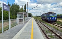 Lokomotywa przejeżdża obok nowego peronu w Nidzie, fot. Piotr Hamarnik
