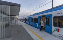 Pasażerowie wsiadający do pociągu na nowym peronie w Rębuszu_fot. Łukasz Bryłowski (1)