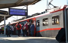 Podróżni na peronie Warszawy Zachodniej wchodzący do pociągu, fot. Martyn Janduła