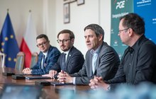 Przedstawiciele PLK SA i PGE EK podpisują porozumienia, fot. PGE EK (1)