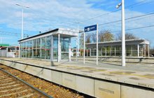 Stacja Częstochowa Raków, nowe wiaty na peronie, tablica informacyjna, fot. Paulina Bus