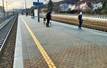 Stacja Reda, podróżni na peronie z nową nawierzchnią. fot. Krzysztof Piotrowski PKP PLK