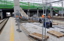 Wykonawcy na przystanku Warszawa Gocławek, widać peron, tor i wejście na wiadukt, fot. Karol Mazurek