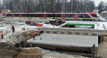Andrespol - budowa tunelu drogowego pod torami Andrespol - budowa tunelu drogowego pod torami, konstrukcja obiektu, pracownicy, tory, pociąg fot. Paweł Mieszkowski, Fot. 1
