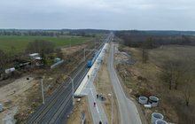 Pociąg i pasażerowie na nowym peronie w Ziemomyślu_fot. Łukasz Bryłowski (1)