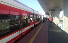 Podróżni wysiadający z pociągu na peronie w Wągrowcu fot. Radek Śledzińśki