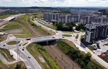 Widok z lotu ptaka na linię kolejową i wiadukt drogowy w sąsiedztwie planowanego przystanku Kraków Piastów, fot. Piotr Hamarnik (2)