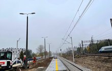 Wykonawcy układają płyty peronowe na nowym przystanku Warszawa Grochów, fot. Anna Znajewska-Pawluk