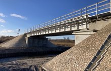 Most kolejowy w Ruskich Piaskach nad rzeką Łabuńką umocniony na stożkach brukiem z kamienia łamanego, fot. Artur Wilk PLK