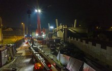 Nocny montaż wiaduktu w Pruszkowie, wykonawcy przy montażu konstrukcji, fot. Ł.Bryłowski (2)
