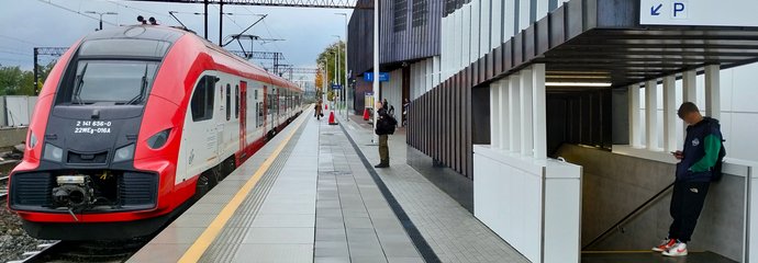 Podróżni i pociąg przy przebudowanym peronie nr 1 na stacji Włocławek. fot. Przemysław Zieliński PLK