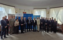 Przedstawiciele PLK SA, wykonawców i samorządu z umową na modernizację linii kolejowej Skierniewice-Czachówek, PLK SA