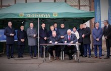 Przedstawiciele rządu RP, samorządu PLK SA pozują do zdjęcia z podpisanymi umowami w ramach programu Kolej Plus w Złotoryi fot. Radosław Śledziński