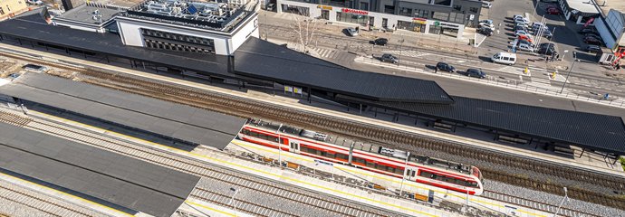 Stacja Wolsztyn widziana z góry, pociąg przy peronie, fot. Anna Hampel