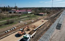 Stacja Wydminy, pracownicy i koparka na budowie nowego peronu.
