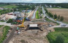 Widok z góry na budowę nowego wiaduktu kolejowego na szlaku Somonino - Gdańsk Osowa. fot. Damian Strzemkowski PLK 2