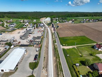 Linia kolejowa nr 214 w Somoninie Widok z góry na linię kolejową nr 214 w Somoninie. fot. Damian Strzemkowski PLK