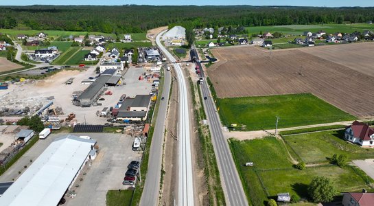 Widok z góry na linię kolejową nr 214 w Somoninie. fot. Damian Strzemkowski PLK