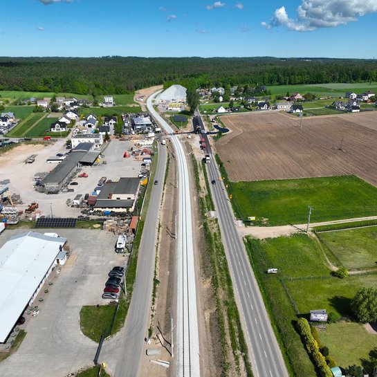 Widok z góry na linię kolejową nr 214 w Somoninie. fot. Damian Strzemkowski PLK