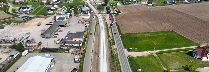Widok z góry na linię kolejową nr 214 w Somoninie. fot. Damian Strzemkowski PLK