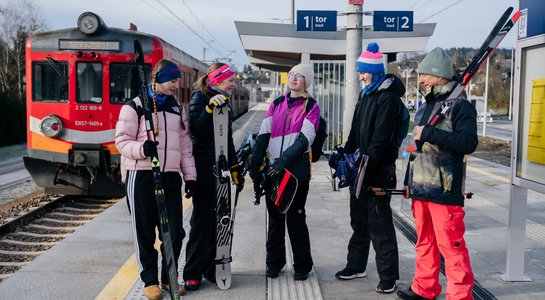 Pasażerowie na stacji kolejowej w drodze na ferie w tle pociąg aut. PLK