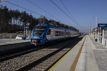 Pociąg stojący przy peronie na przystanku Czarnca, fot. Izabela Miernikiewicz