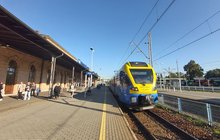 Bielsko-Biała, pociąg przy peronie, budynek dworca i podróżni, fot. Katarzyna Głowacka