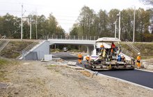 Chełmek - wiadukt ul. Brzozowa - asfaltowanie jezdni pod obiektem, fot. Szymon Grochowski