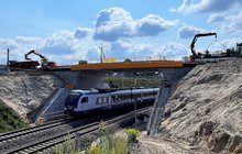 Pociąg jedzie pod budowanym wiaduktem drogowym w Warce na ul. Grójeckiej, fot. Anna Znajewska-Pawluk