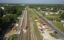 Stryków - budowa kładki nad torami, maszyny pracownicy fot. Janusz Błachut