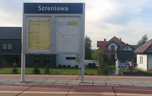 Gablota informacyjna na przystanku w Szreniawie