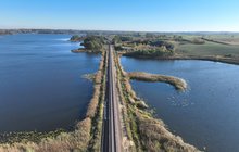 Widok z góry na linię kolejową nr 38 odc. Giżycko-Korsze. fot. Damian Strzemkowski PLK