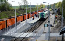 Peron w Dąbrowie Białostockiej, pociąg i podróżni fot Tomasz Łotowski PKP Polskie Linie Kolejowe SA
