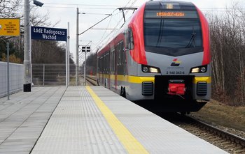 Pociąg na nowym peronie na przystanku Łódź Radogoszcz Wschód, fot. Eryk Mstowski 