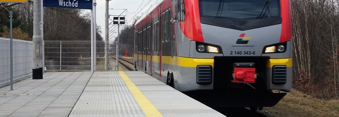 Pociąg na nowym peronie na przystanku Łódź Radogoszcz Wschód, fot. Eryk Mstowski 