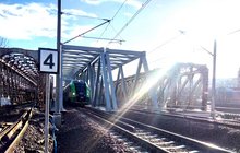 Nowy most w Przemyślu między elementami starej przeprawy, przez obiekt przejeżdża pociąg, fot, Krzysztof Próchnicki (2)