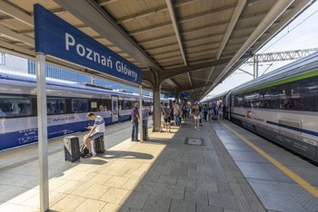 Pociągi i podróżni na stacji Poznań Główny_fot.Łukasz_Bryłowski