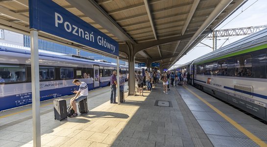 Pociągi i podróżni na stacji Poznań Główny_fot.Łukasz_Bryłowski