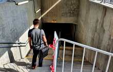 Podróżny schodzi schodami do nowego przejścia podziemnego, fot. Piotr Hamarnik