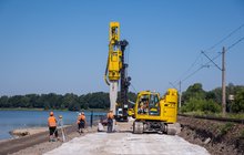 Pracujący robotnicy i maszyna na stacji Czechowice- Dziedzice, Fot. PLK