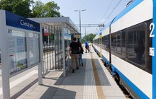 Stacja Cieszyn, podróżni na peronie wsiadają do pociągu, fot. Katarzyna Głowacka
