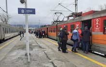 Stacja Poronin - podróżni wsiadają do jednego z dwóch pociągów stojących przy peronie, fot. Józef Syc