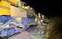 Maszyny oczyszczają tłuczeń fot Krzysztof Marszał PKP Polskie Linie Kolejowe SA