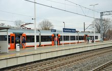 Częstochowa Raków, pociąg przy peronie, jest tablica z nazwą przystanku, fot. Katarzyna Głowacka