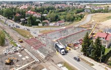 Mielec - widać fragmenty konstrucji nowego wiaduktu, pracują ludzie i sprzęt, fot. Krzysztof Dzidek (2)