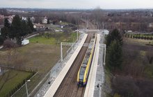 Pociąg zatrzymuje się na przystanku Kraków Sidzina, widok z lotu ptaka, fot. Piotr Hamarnik
