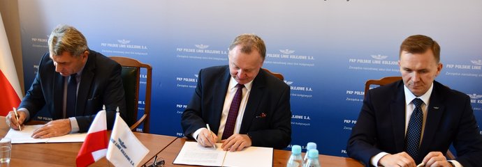 Podpisanie umowy między PLK a Zespołem Szkół Powiatowych w Drzewicy, fot. Rafał Wilgusiak