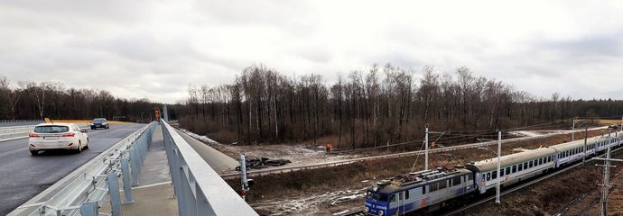 Wiadukt drogowy w Szepietowie, przejeżdża pociąg, fot. Ł. Bryłowski, PKP Polskie Linie Kolejowe S.A 