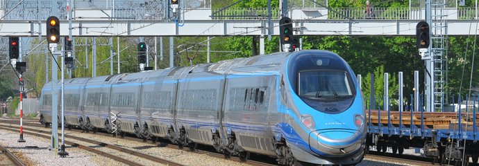 Pendolino stacji Grodzisk Mazowiecki, w tle pociąg towarowy fot. Włodzimierz Włoch PLK SA